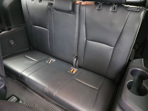 Used 2021 Toyota Highlander XLE FWD image 16