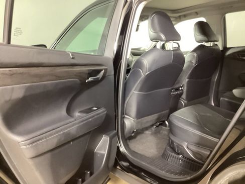 Used 2023 Toyota Highlander Platinum AWD/4WD image 25