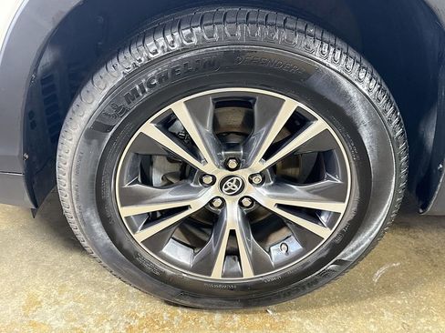 Used 2018 Toyota Highlander Plus FWD image 40
