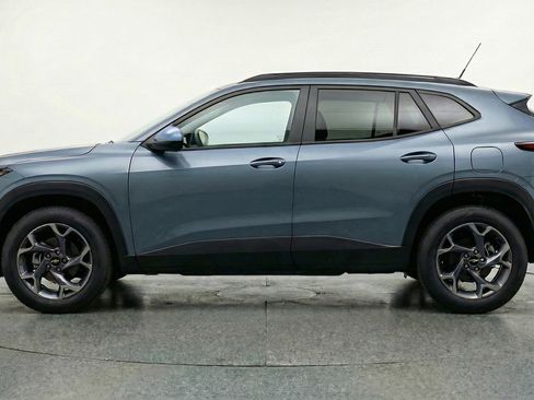 Used 2025 Chevrolet Trax LT FWD image 5