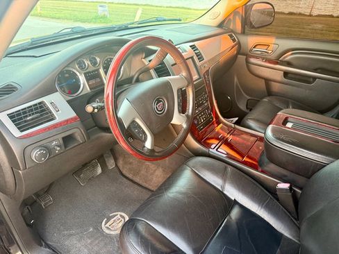 Used 2014 Cadillac Escalade ESV Premium image 11