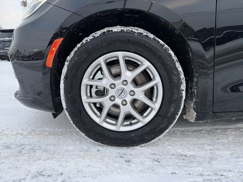 Used 2024 Chrysler Pacifica Touring-L image 11