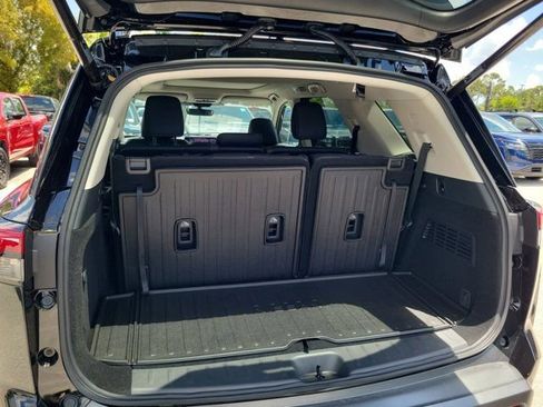 New 2026 Nissan Pathfinder Platinum w/ Cargo Package FWD image 5