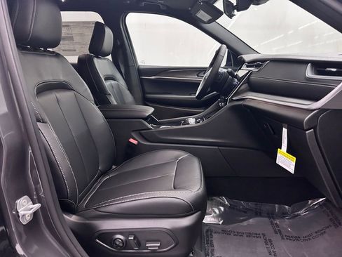 New 2025 Jeep Grand Cherokee Limited image 17
