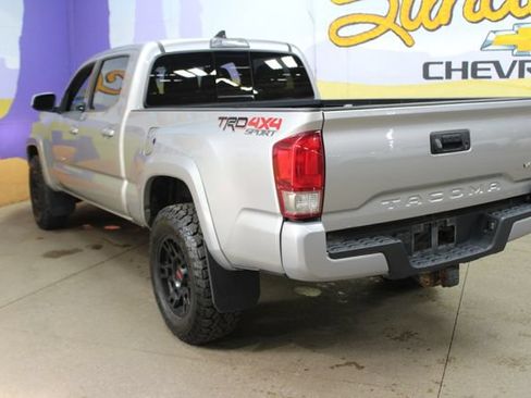 Used 2017 Toyota Tacoma TRD Sport AWD/4WD image 6
