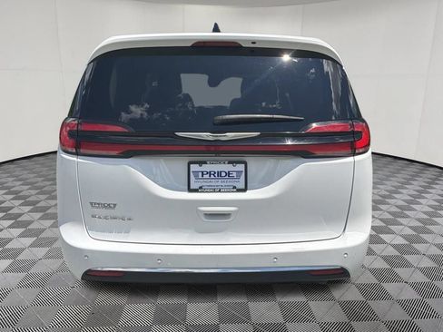 Used 2024 Chrysler Pacifica Touring-L FWD image 4