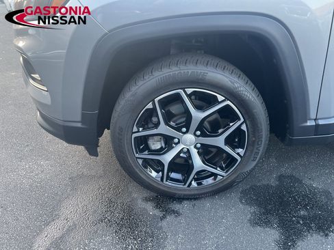 Used 2024 Jeep Compass Latitude image 10