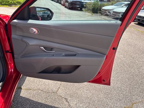 Used 2022 Hyundai Elantra SEL w/ Convenience Package FWD image 14