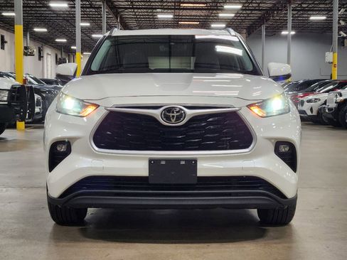Used 2021 Toyota Highlander XLE FWD image 2