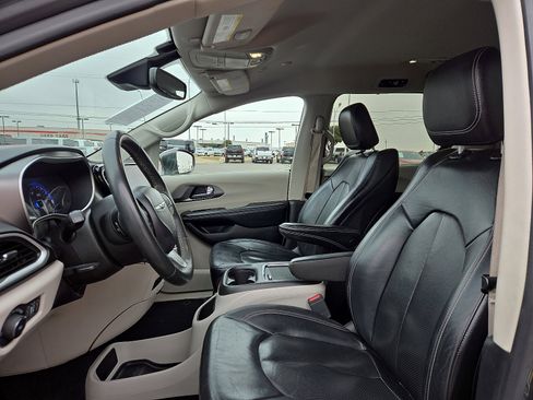 Used 2022 Chrysler Pacifica Touring-L image 12