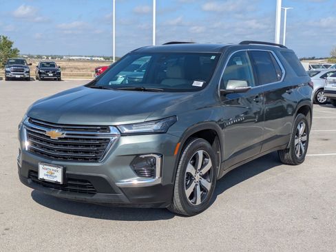 Used 2022 Chevrolet Traverse LT w/ LT Premium Package image 7