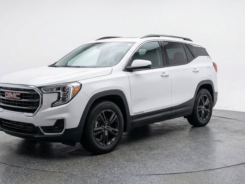 Used 2024 GMC Terrain SLE FWD image 3