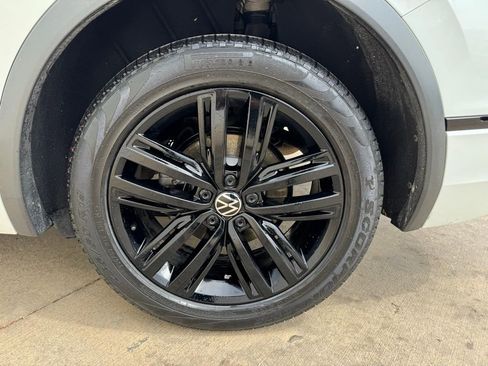 Used 2022 Volkswagen Tiguan SE R-Line image 9