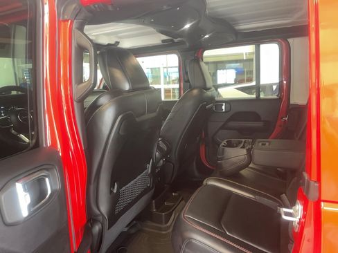 Used 2025 Jeep Wrangler Unlimited Sahara AWD/4WD image 19