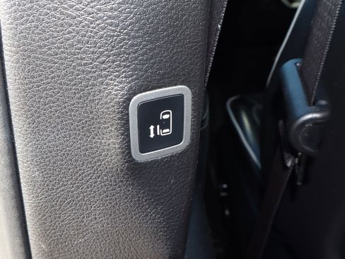 Used 2025 Chrysler Pacifica Limited image 20