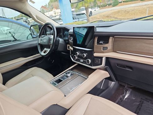 Used 2023 Ford Expedition Limited image 4
