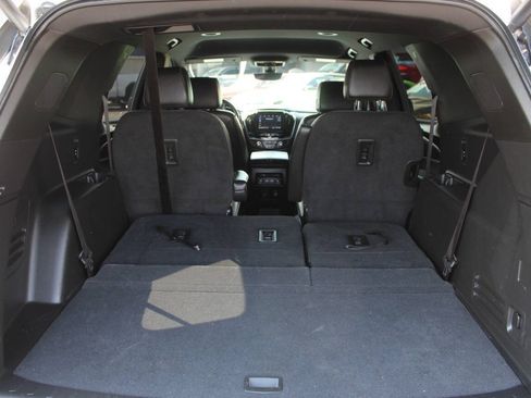 Used 2022 Chevrolet Traverse RS FWD image 15