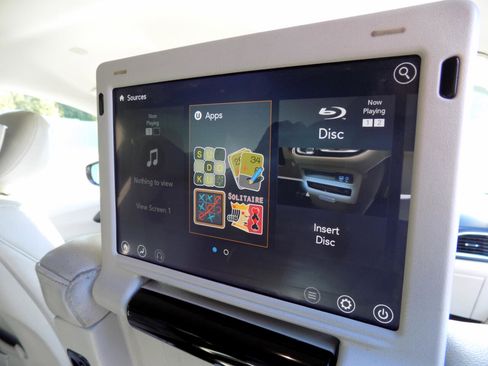 Used 2017 Chrysler Pacifica Touring-L Plus w/ Tire & Wheel Group image 27