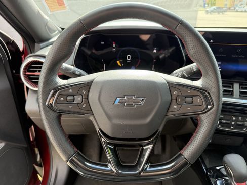 Used 2025 Chevrolet Trax RS w/ Sunroof Package FWD image 13