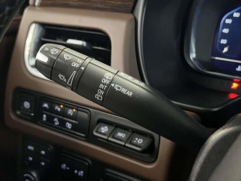 Used 2024 Chevrolet Suburban High Country image 24