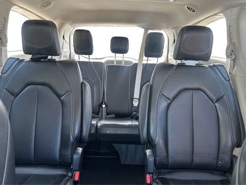 Used 2024 Chrysler Pacifica Touring-L FWD image 15