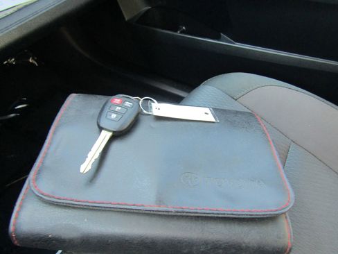 Used 2017 Toyota Corolla LE image 27