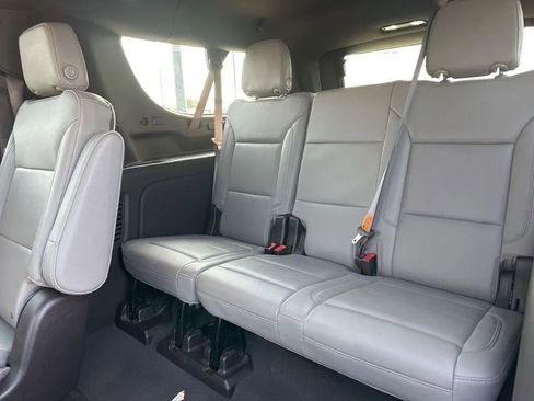 Used 2022 Chevrolet Suburban LT w/ Luxury Package RWD image 12