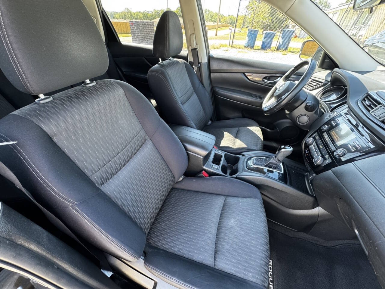 Used 2017 Nissan Rogue SV FWD image 17