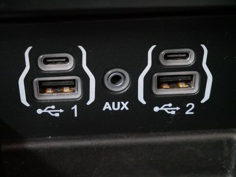 Used 2023 Chrysler Pacifica Limited image 30