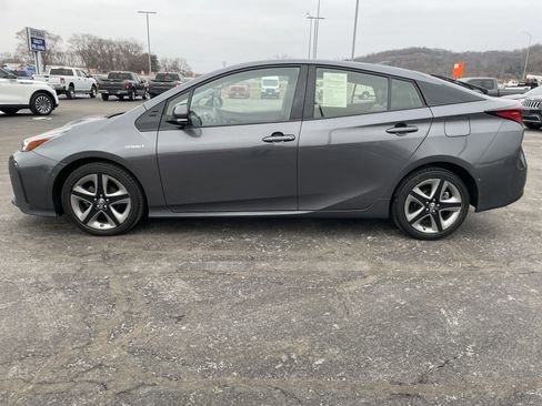 Used 2019 Toyota Prius XLE image 2