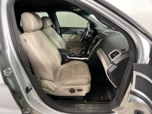 Used 2015 Ford Explorer XLT w/ Equipment Group 202A image 5