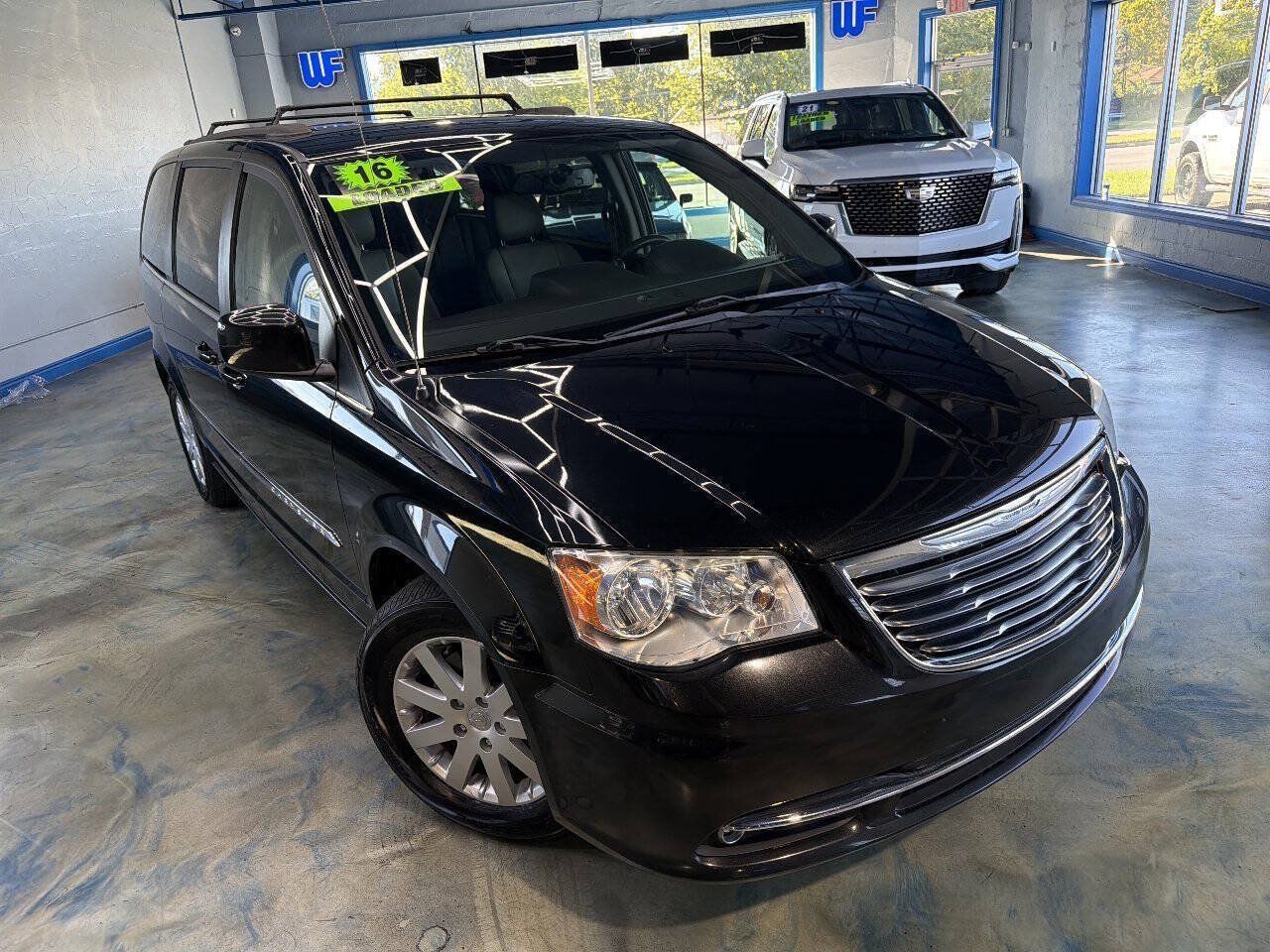 Used 2016 Chrysler Town & Country Touring FWD image 4