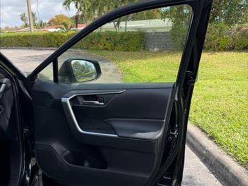 Used 2019 Toyota RAV4 XLE w/ Convenience Package image 13