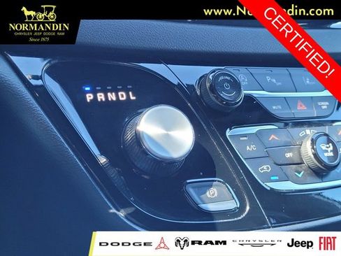 Certified 2025 Chrysler Pacifica Select FWD image 12