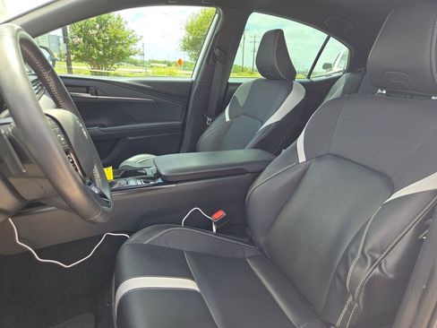 Used 2025 Toyota Camry Hybrid FWD image 11