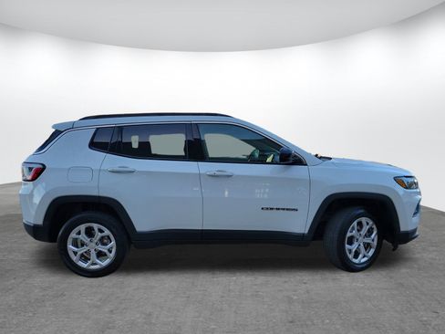 Used 2024 Jeep Compass Latitude image 4
