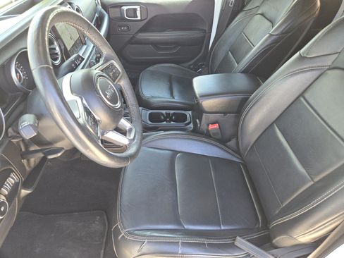 Used 2018 Jeep Wrangler Unlimited Sahara AWD/4WD image 13