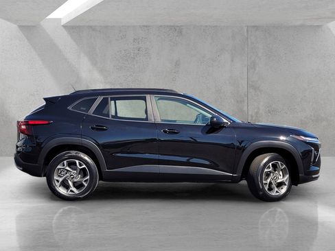 Used 2025 Chevrolet Trax LT w/ LT Convenience Package FWD image 3