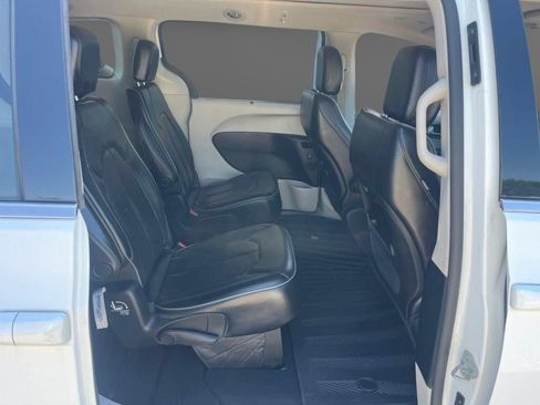 Used 2019 Chrysler Pacifica Limited FWD image 28