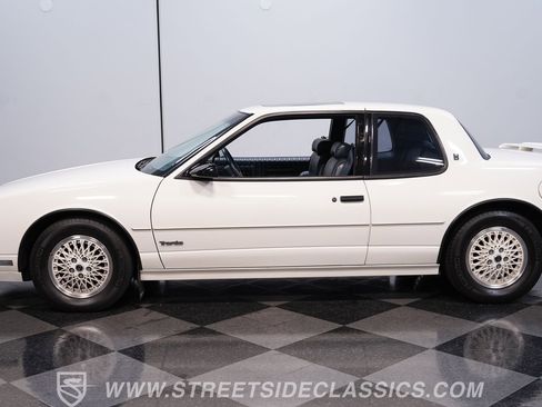 Used 1989 Oldsmobile Toronado Trofeo FWD image 2