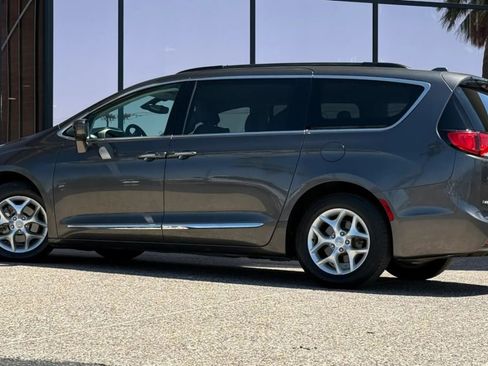 Used 2017 Chrysler Pacifica Touring-L w/ Tire & Wheel Group FWD image 6