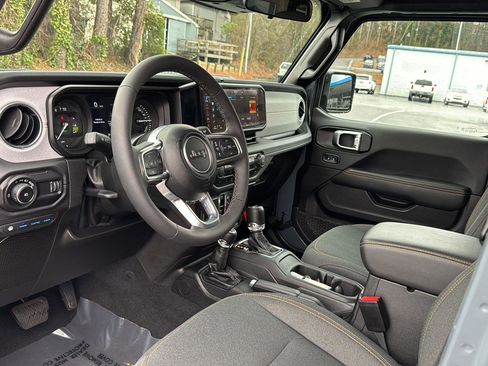 Used 2025 Jeep Wrangler Sahara image 15