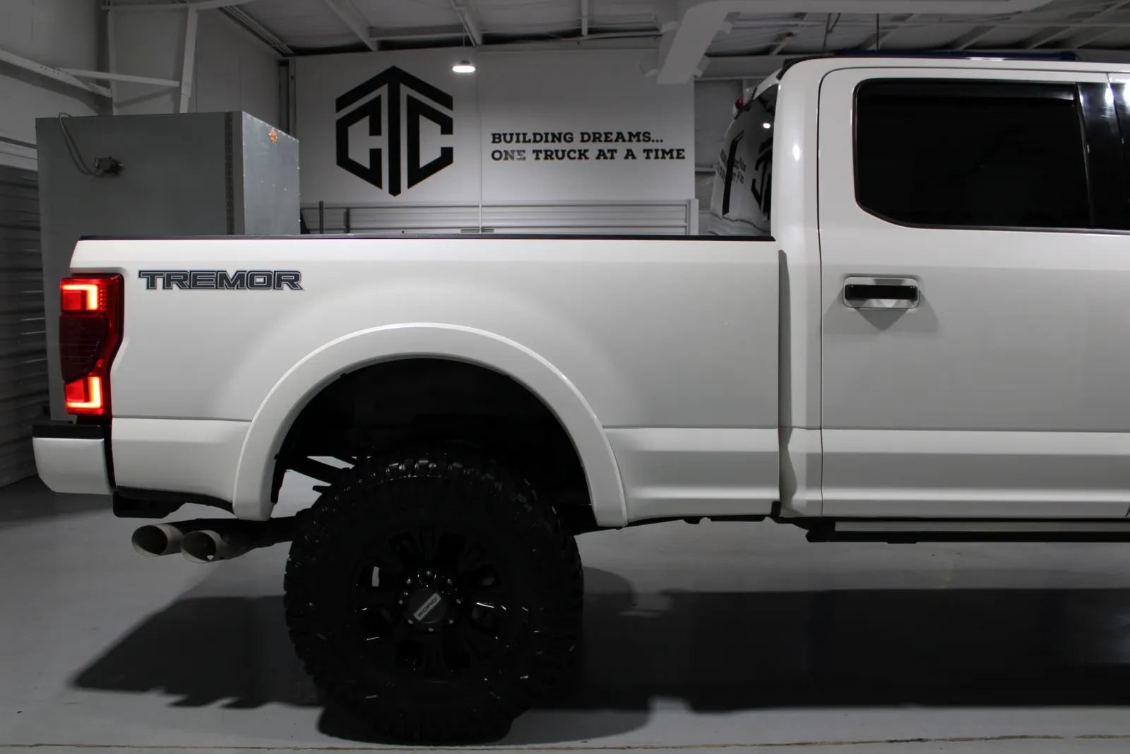 Used 2022 Ford F250 Lariat w/ Tremor Off-Road Package AWD/4WD image 19