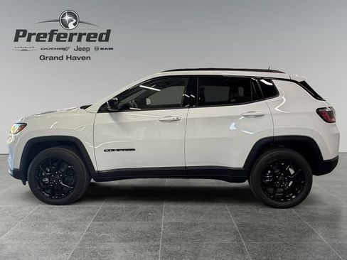 Used 2026 Jeep Compass Latitude w/ Quick Order Package 29K AWD/4WD image 3