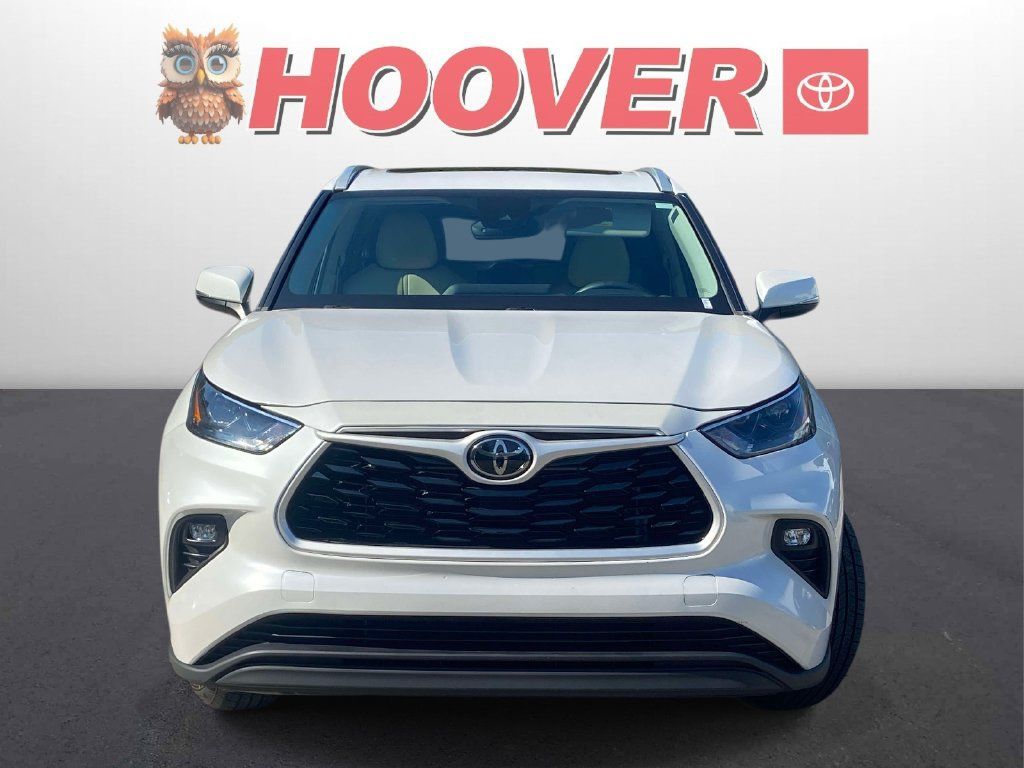 Used 2024 Toyota Highlander XLE FWD image 3