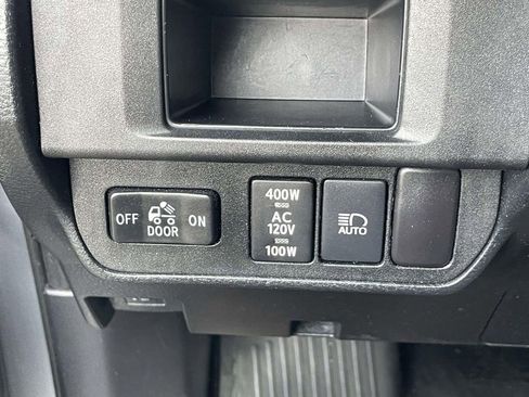 Used 2018 Toyota Tacoma TRD Sport image 17