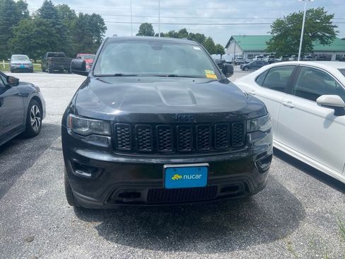 Used 2019 Jeep Grand Cherokee Laredo AWD/4WD image 2