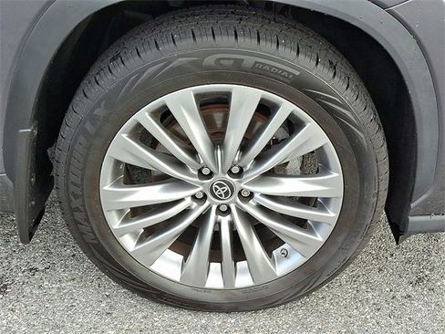 Used 2023 Toyota Highlander Platinum image 8