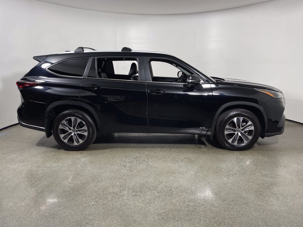 Used 2025 Toyota Highlander XLE AWD/4WD image 2