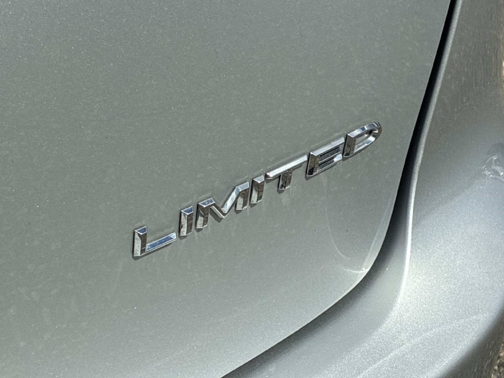 Used 2026 Chrysler Pacifica Limited FWD image 11
